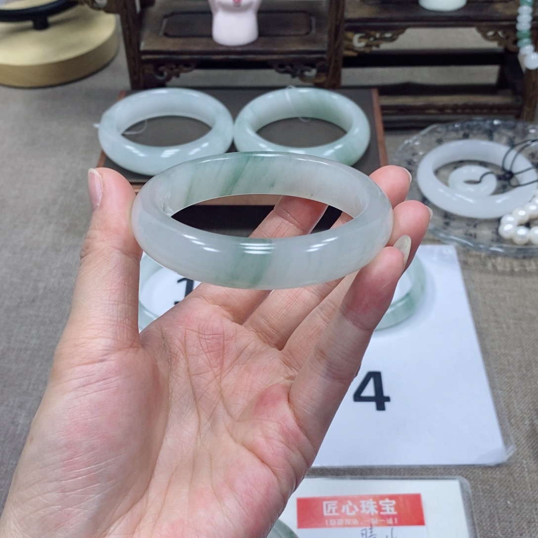 史***比石英质玉未镶嵌手镯