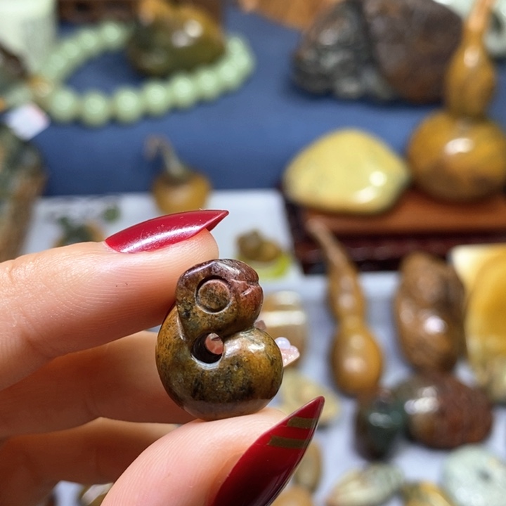 岫岩河磨玉（透闪石质玉）通孔龙宝未镶嵌