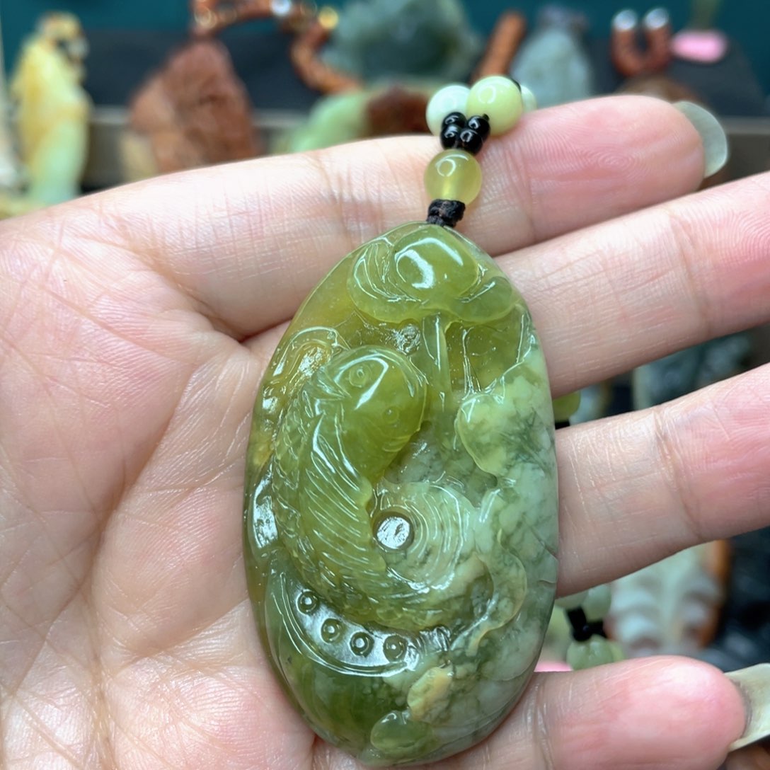 蛇纹石玉颈饰未镶嵌