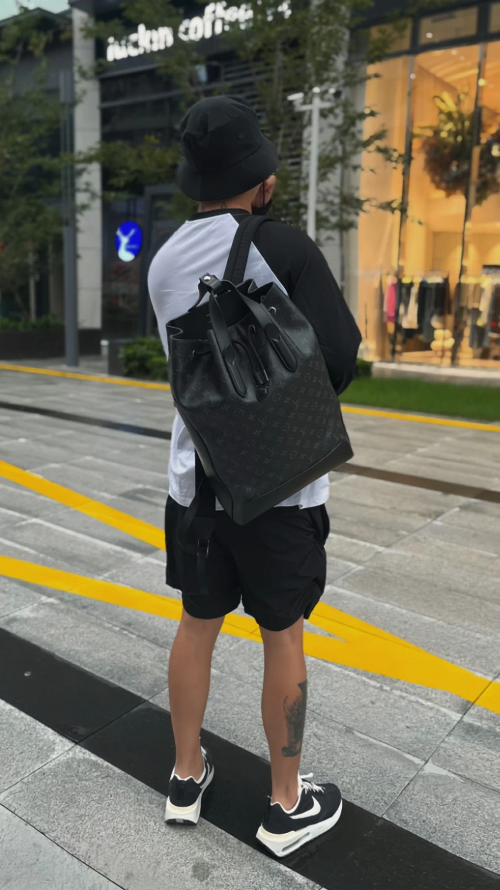 95新 LV 黑武士抽绳双肩包，16年编码