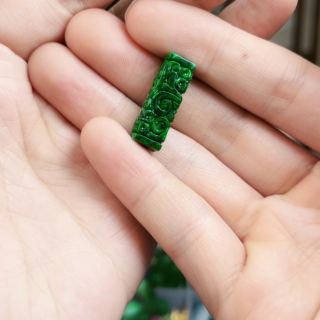 翡翠颈饰未镶嵌小*姐吊坠