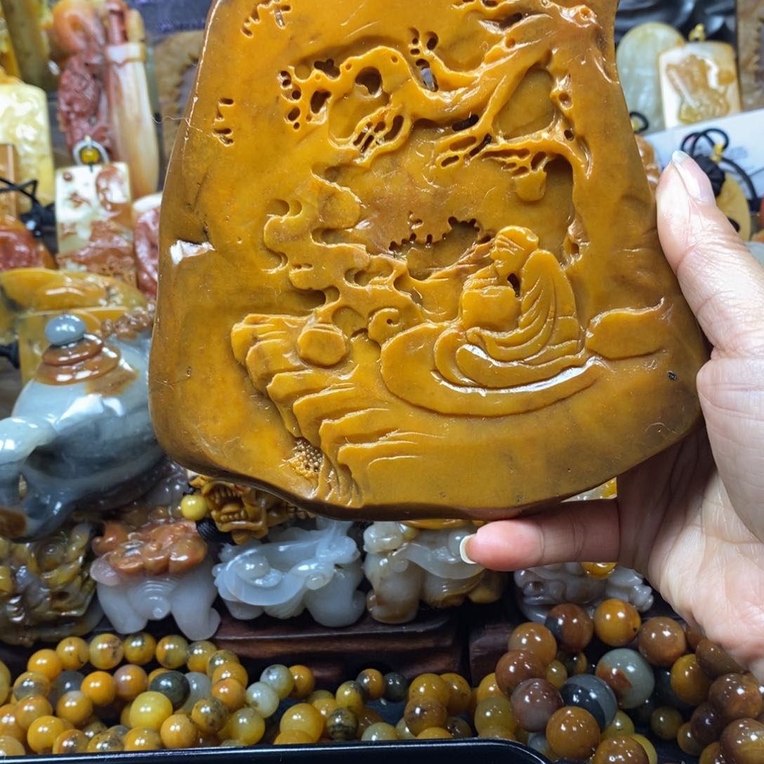 未镶嵌石英质玉（黄龙玉）颈饰