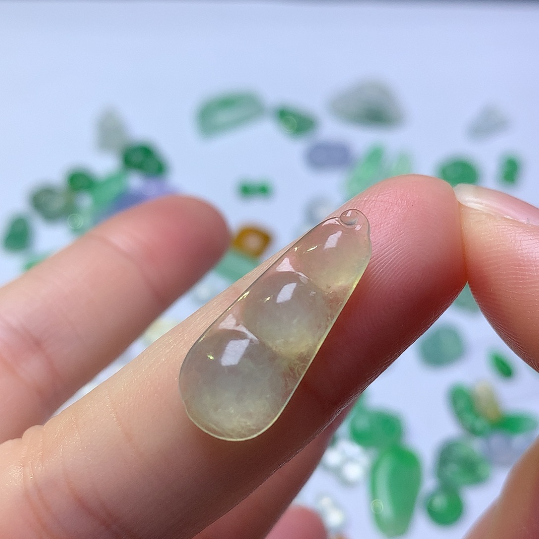 翡翠未镶嵌颈饰豆