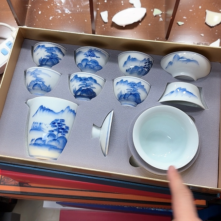 孤品茶具套装等。      