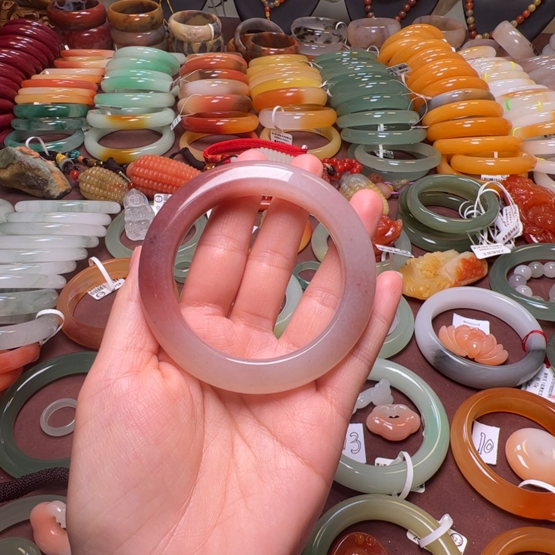 j***p石英岩玉未镶嵌手镯