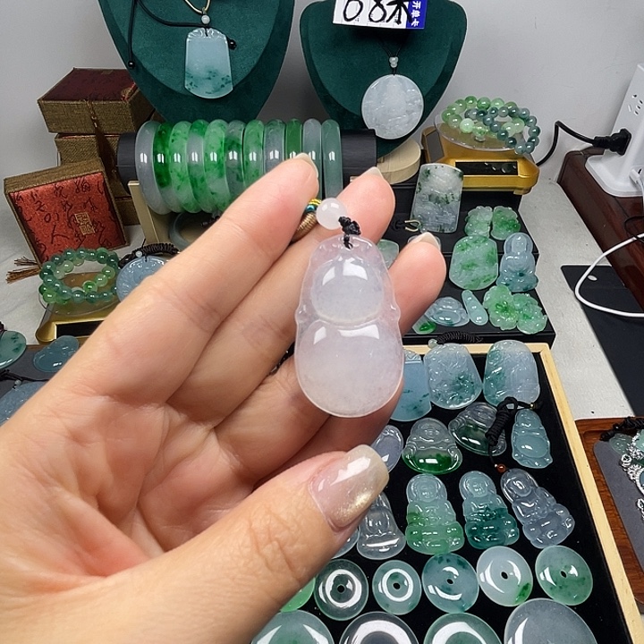 翡翠未镶嵌颈饰葫芦