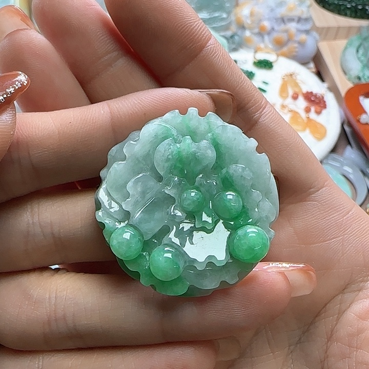 翡翠颈饰未镶嵌飘绿牡丹花