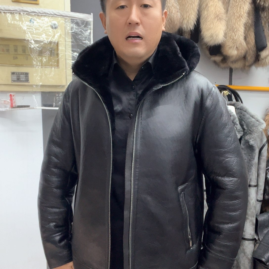 黑色帽款皮毛一体