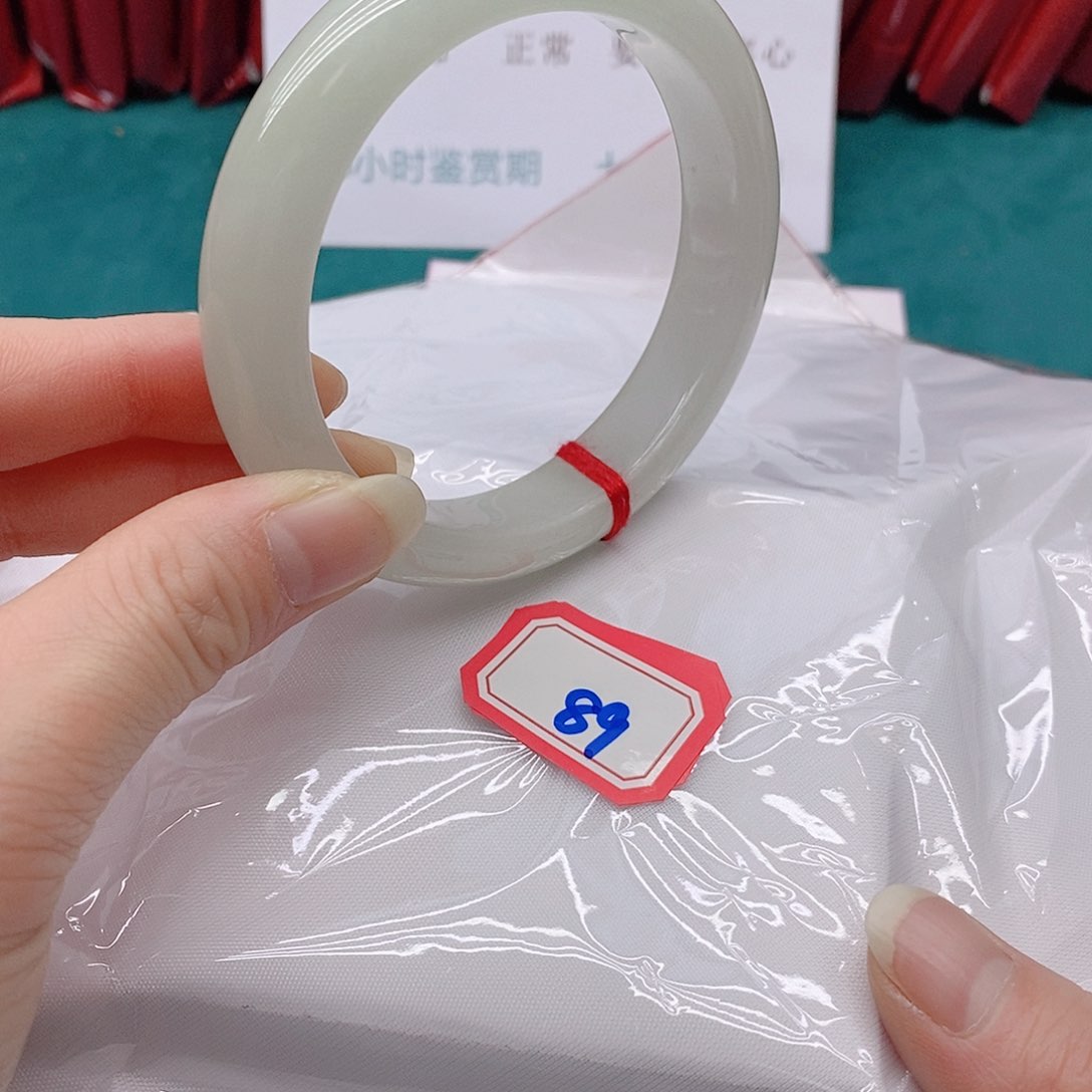 翡翠手镯未镶嵌寒**梅899999999
