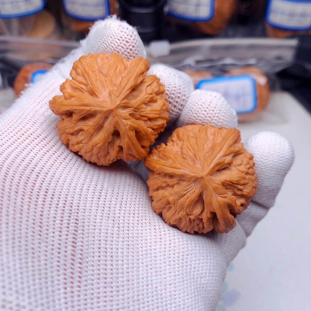 文玩核桃吊坠老****）三棱