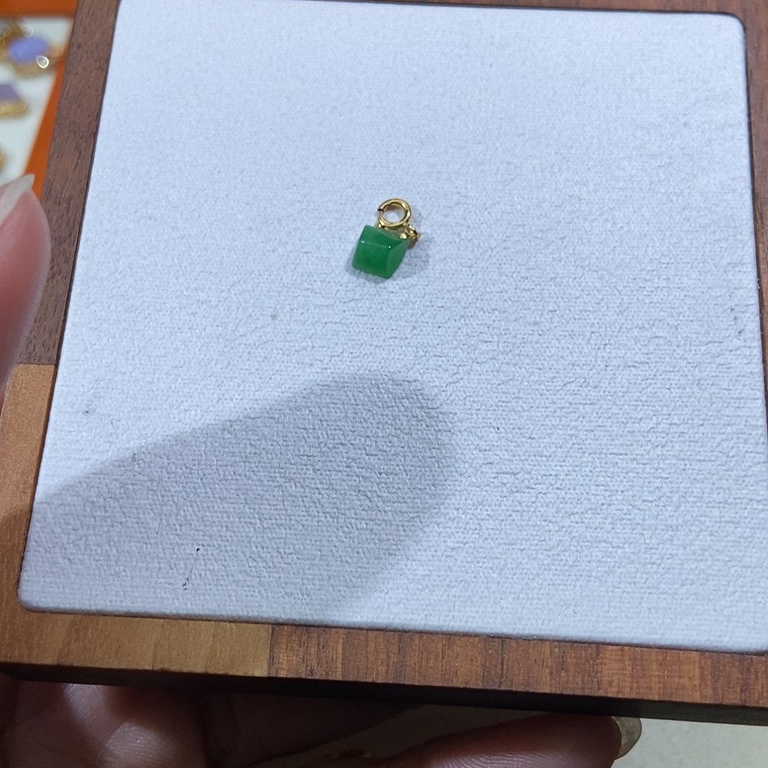 只***勿翡翠18K金镶嵌颈饰