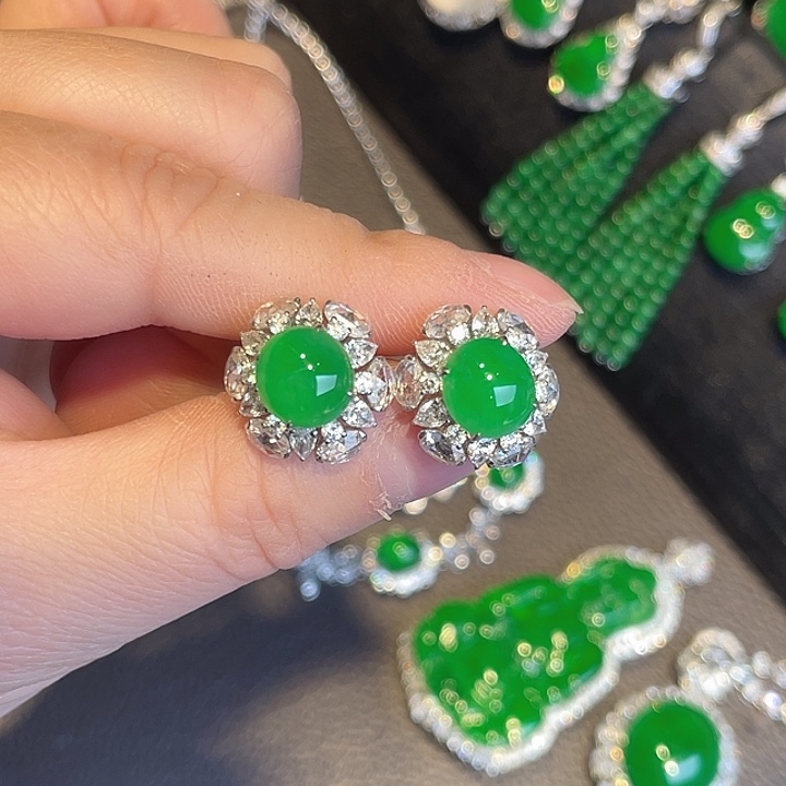 翡翠挂件18K金镶嵌蛋面耳钉