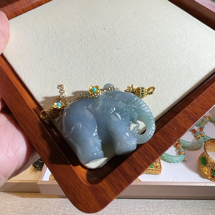 翡翠颈饰未镶嵌翡翠紫色大象