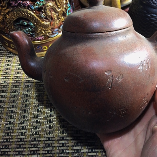 紫砂茶壶原矿泥料手工制作的紫砂壶。