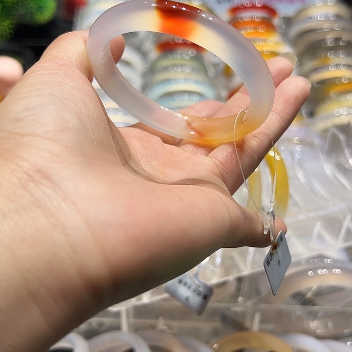 萌***包玛瑙/玉髓手镯未镶嵌