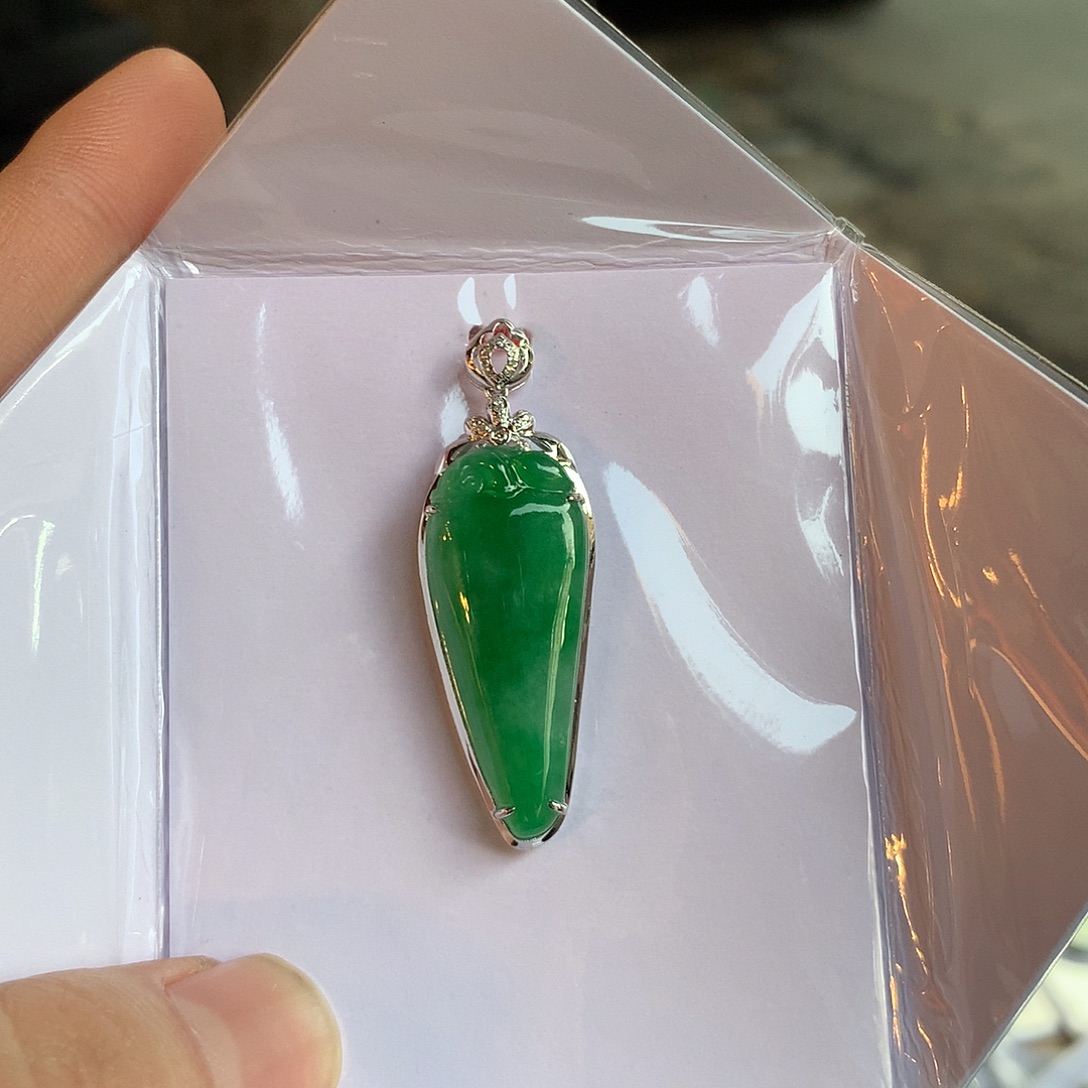 翡翠18K金镶嵌颈饰福瓜