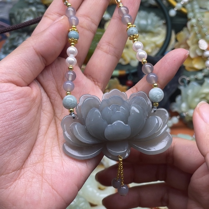 蛇纹石玉吊坠合金