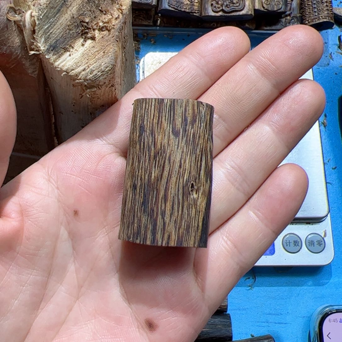 沉香吊坠乌身素牌9.5克