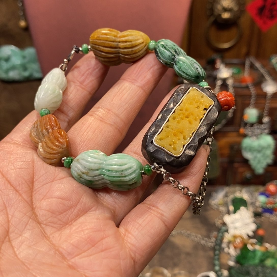 翡翠吊坠(赠链)未镶嵌