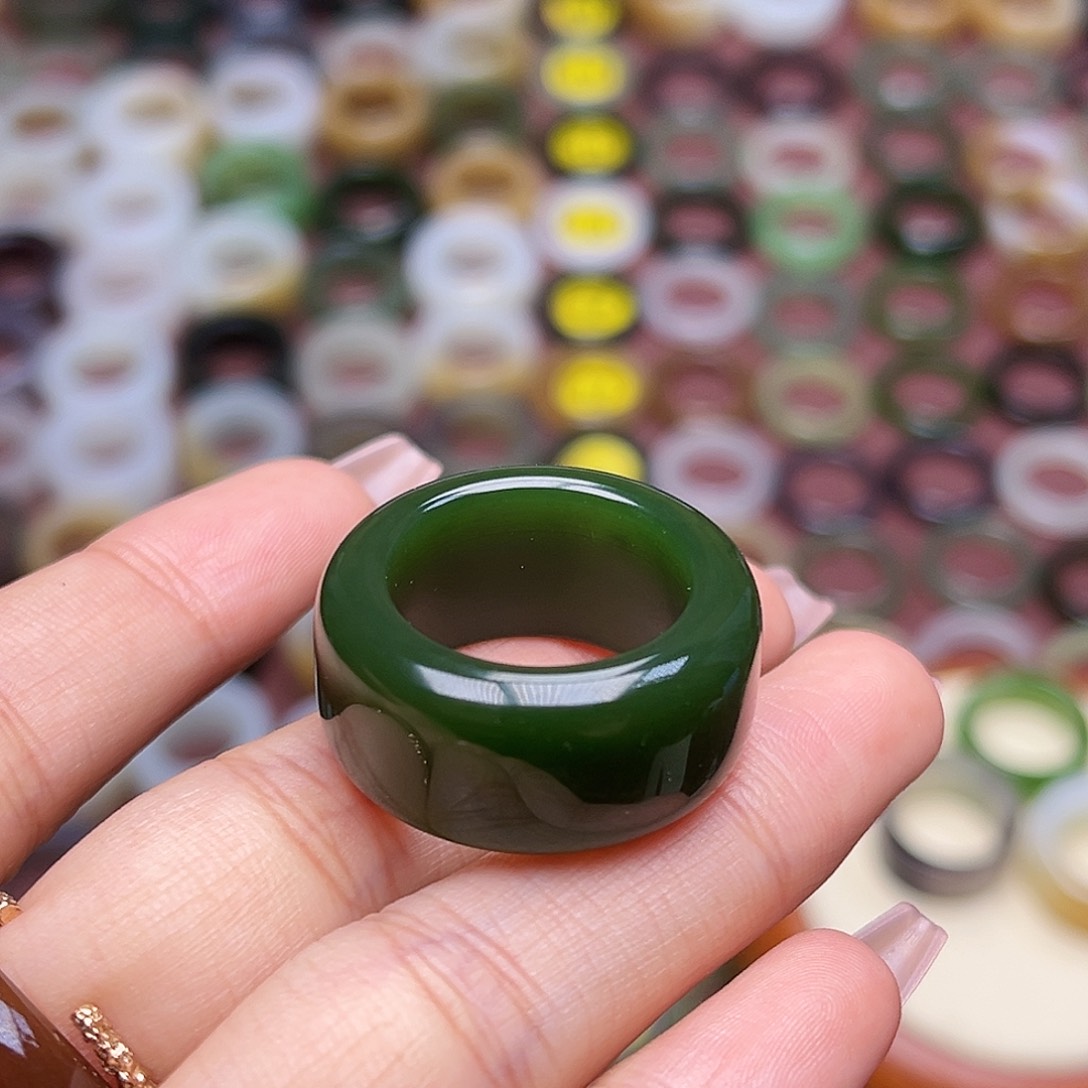 和田玉戒指未镶嵌18.4内径菠菜绿