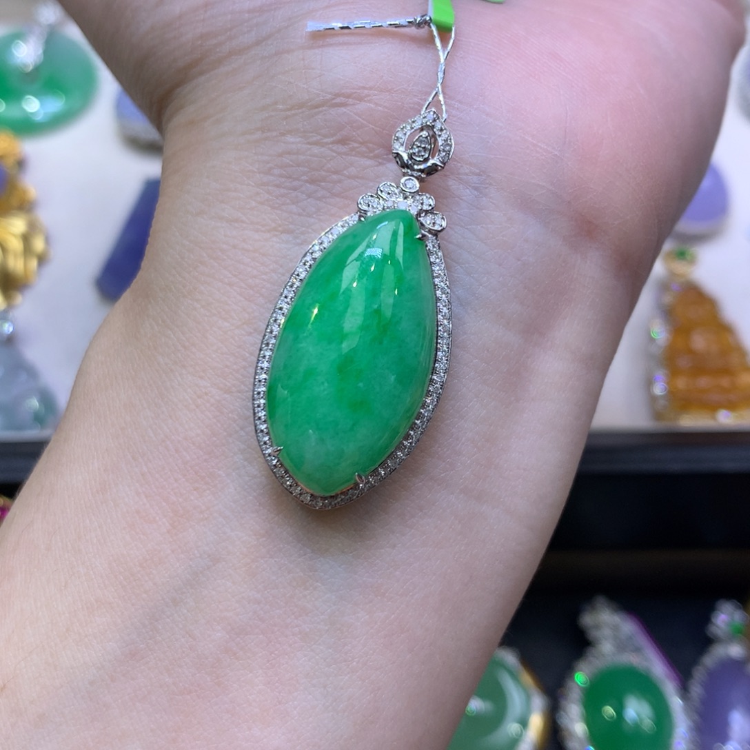 翡翠18K金镶嵌颈饰