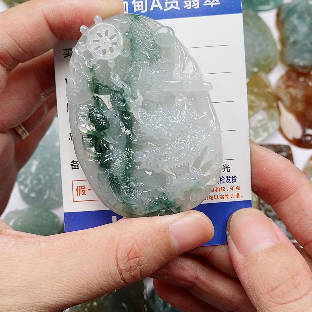 翡翠未镶嵌颈饰龙牌