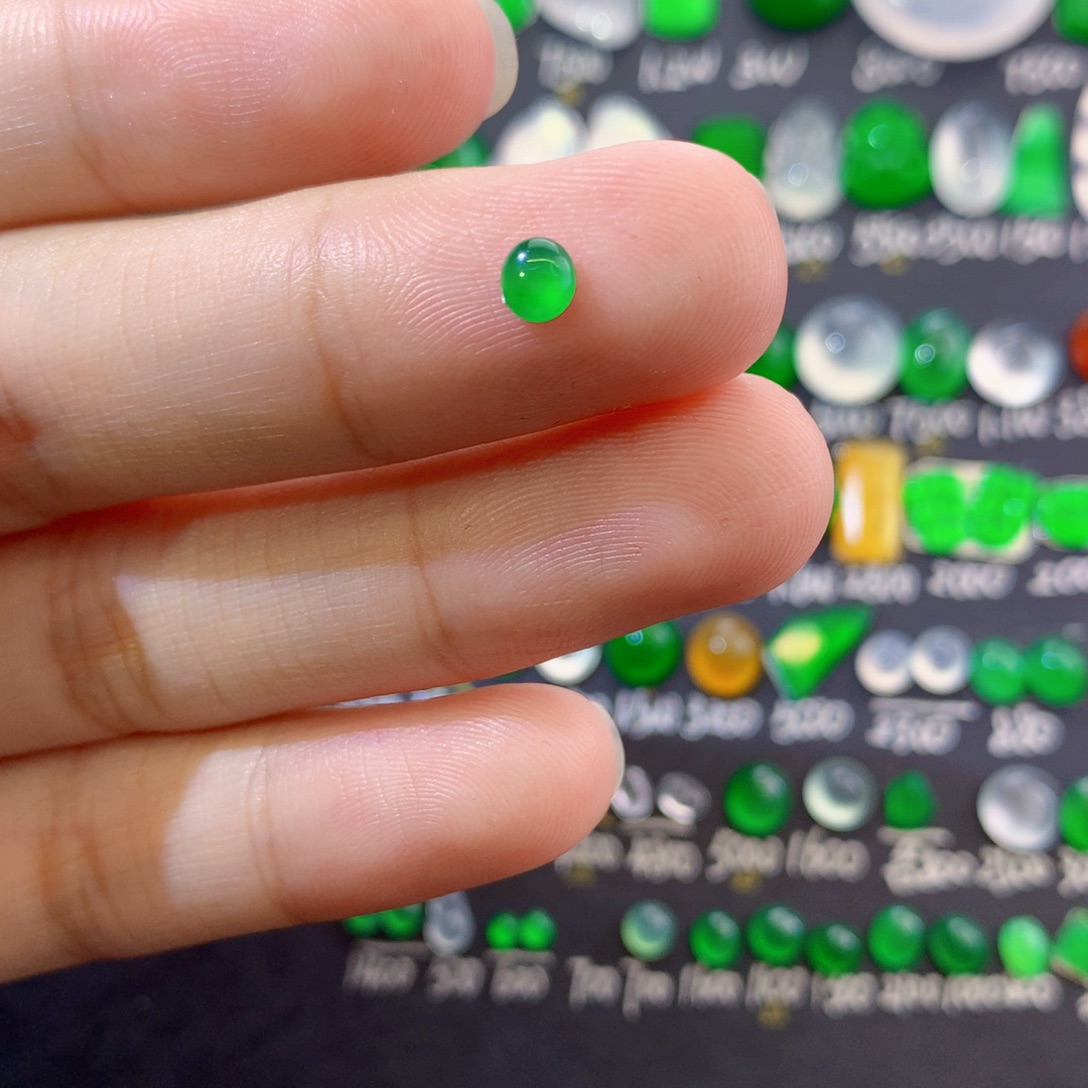 翡翠未镶嵌颈饰小绿蛋面