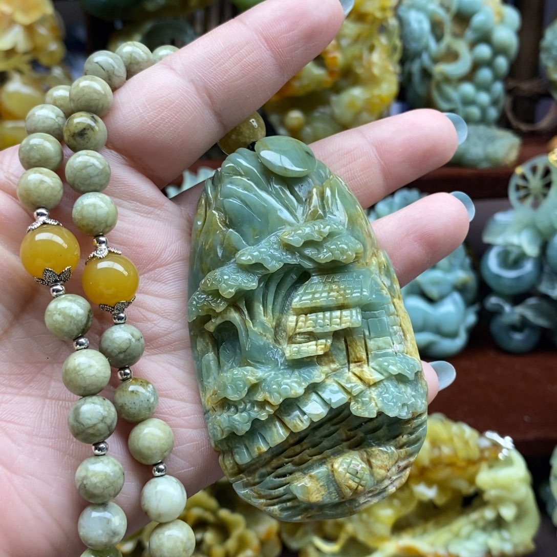 蛇纹石玉颈饰未镶嵌山水牌