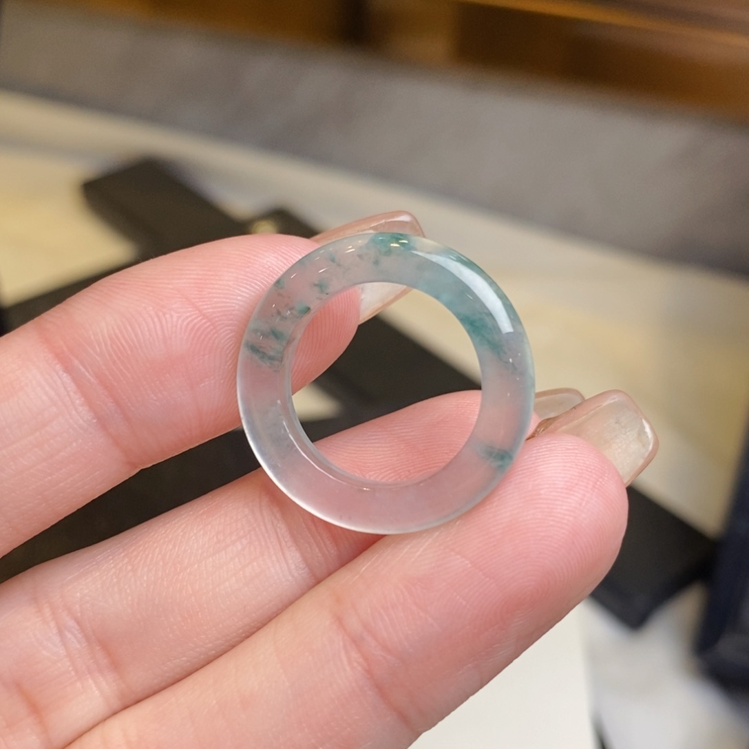 翡翠戒圈未镶嵌飘蓝花