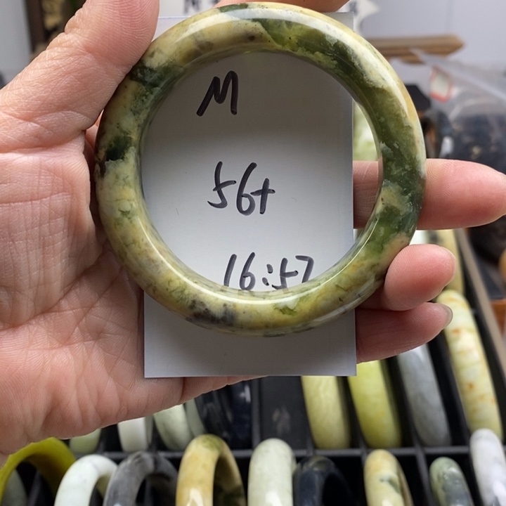 莲***主蛇纹石玉未镶嵌手镯