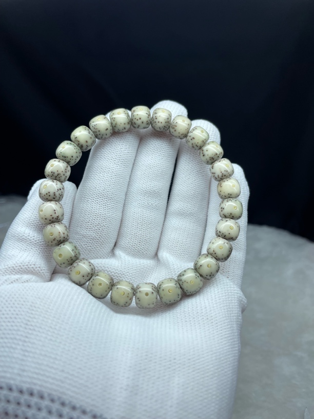 海南石玉料正月大留白月朗星稀9x8桶手串