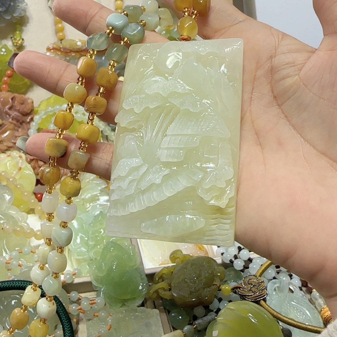 未镶嵌蛇纹石玉吊坠