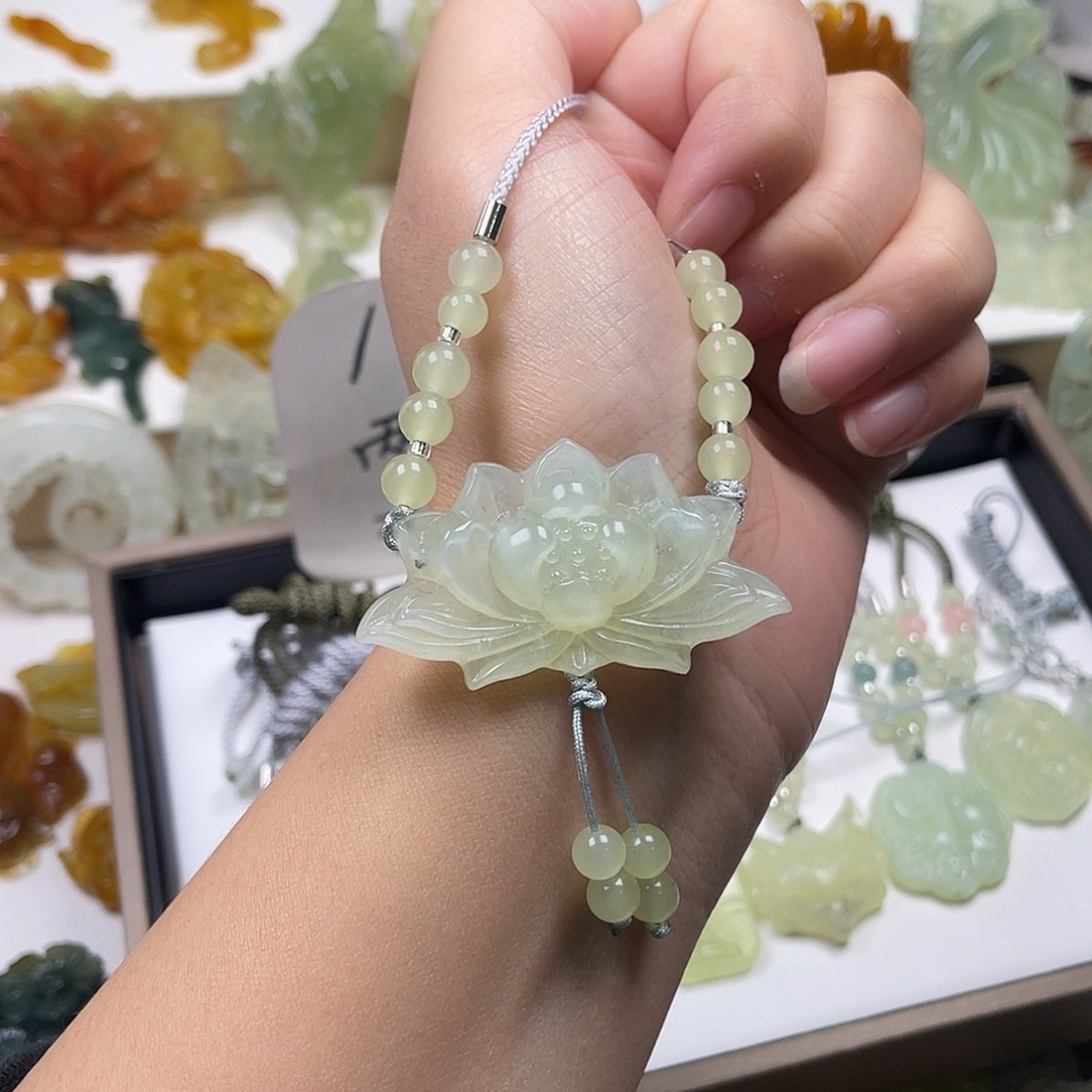 蛇纹石玉未镶嵌颈饰