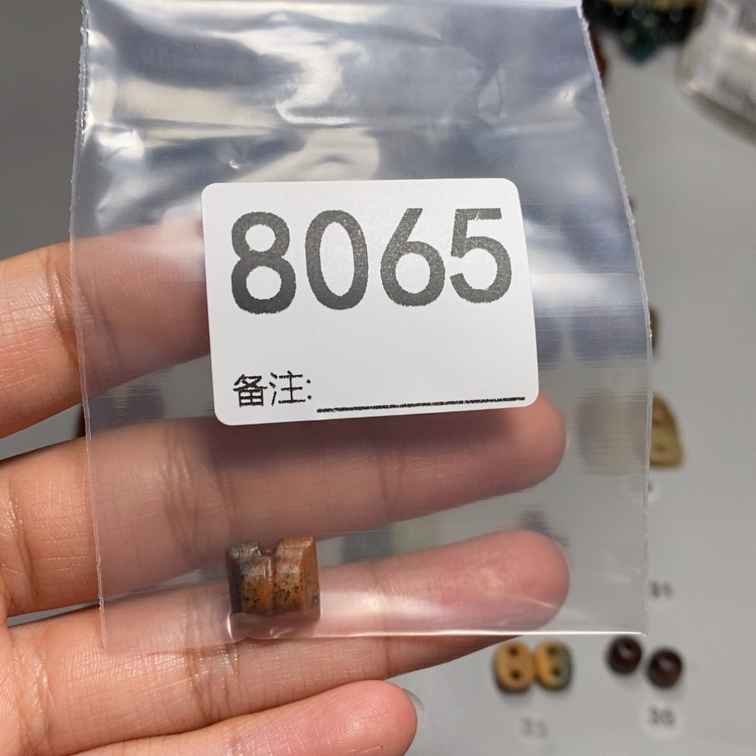 颈饰未镶嵌透闪石质玉令*