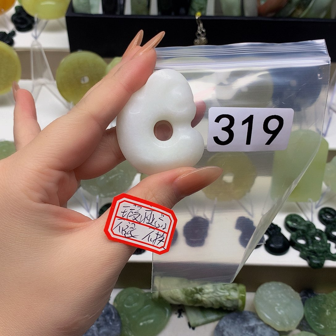 蛇纹石玉颈饰未镶嵌