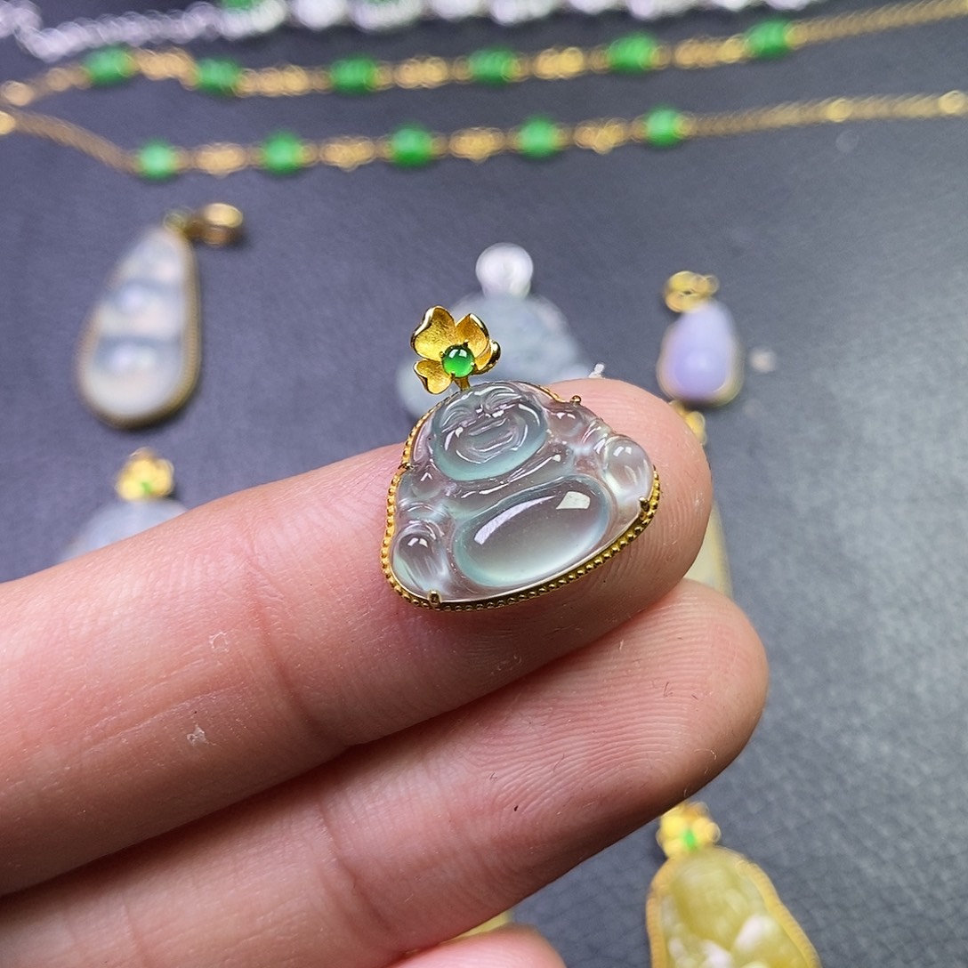 颈饰18K金镶嵌翡翠