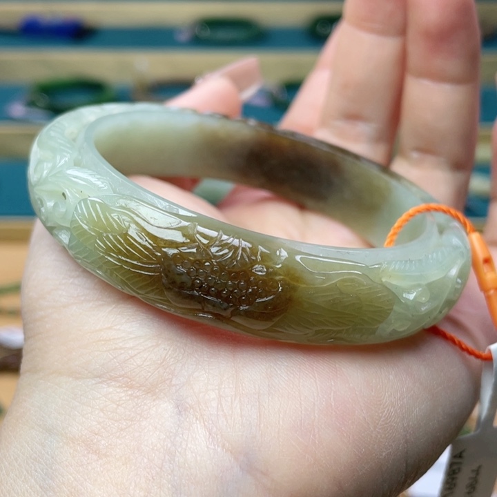 和田玉手镯60+圈口。编号12未镶嵌