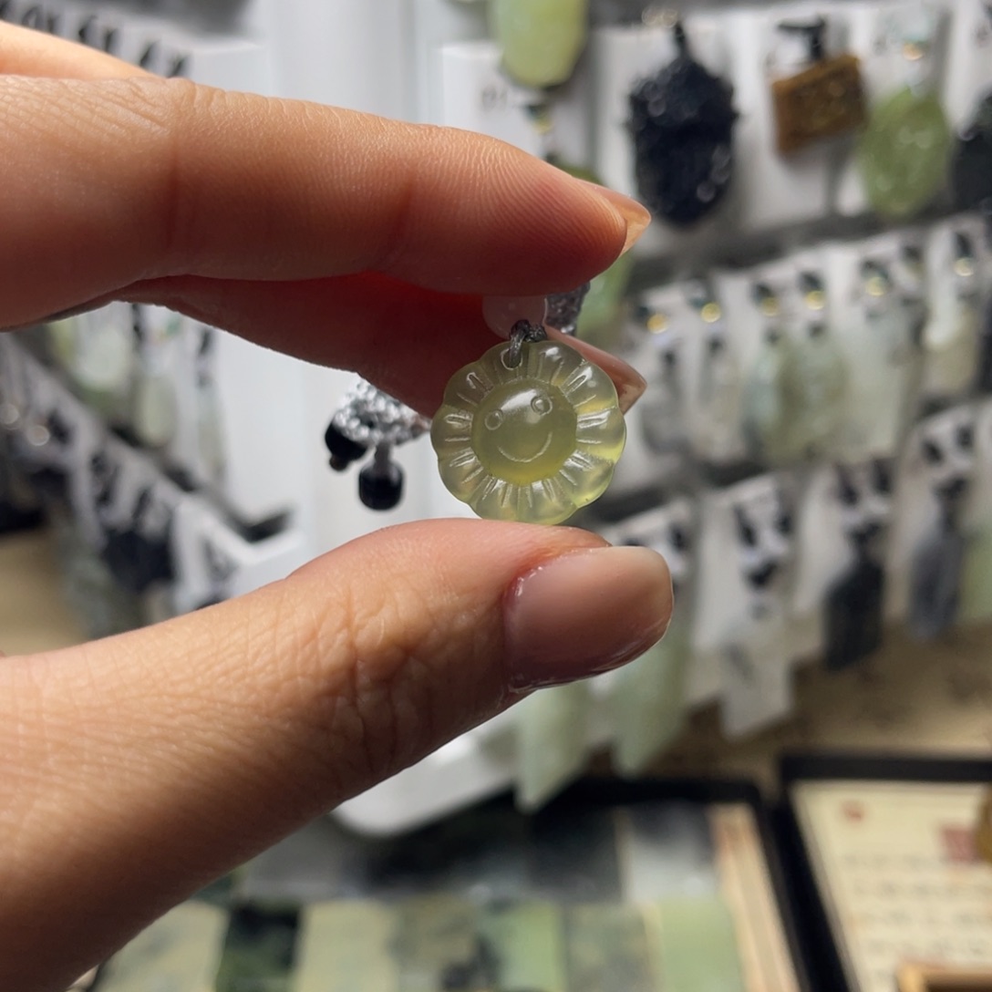 岫玉颈饰未镶嵌太阳花