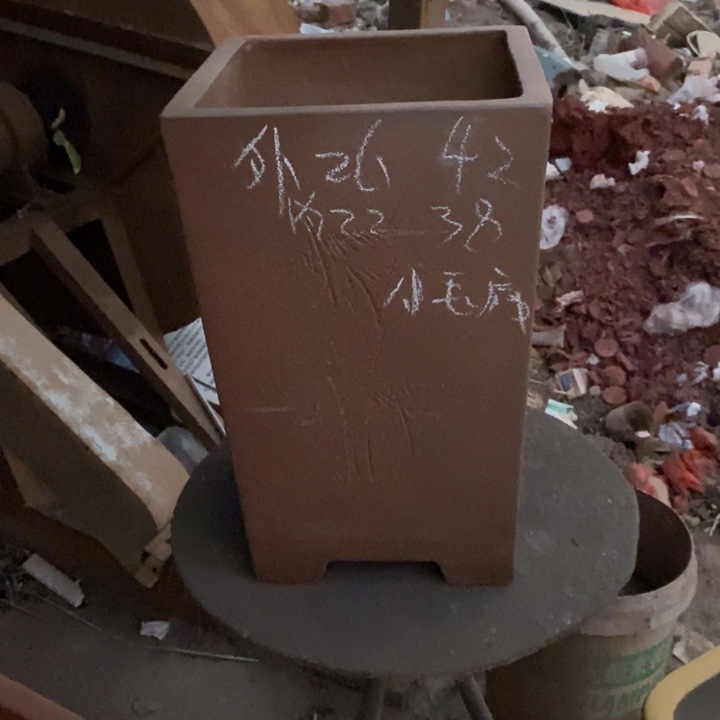 紫砂花盆只顾吃药