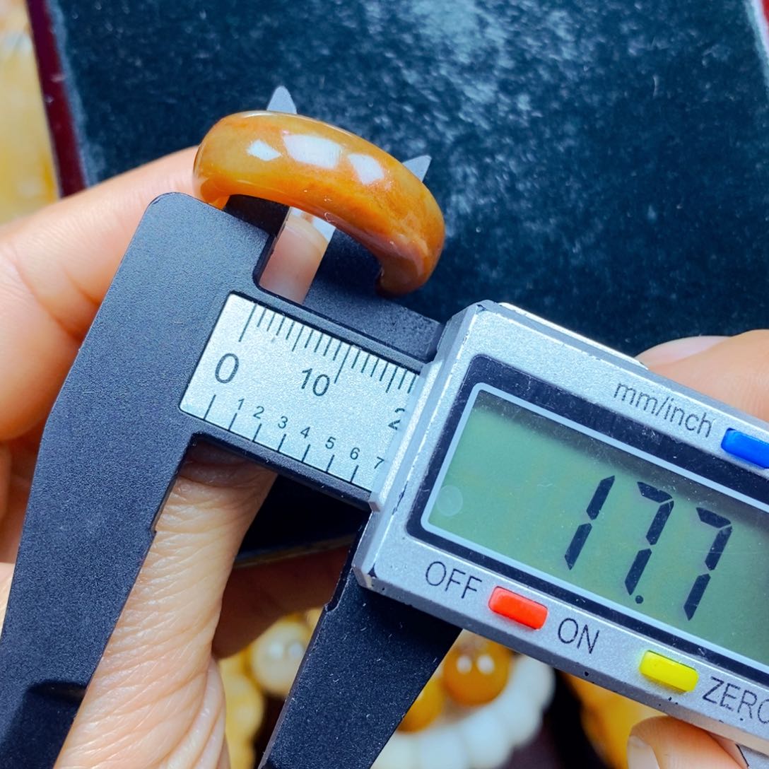 石英质玉（黄龙玉）颈饰未镶嵌