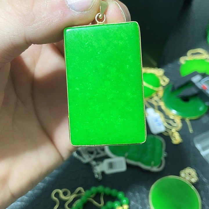 翡翠18K金镶嵌颈饰吊坠