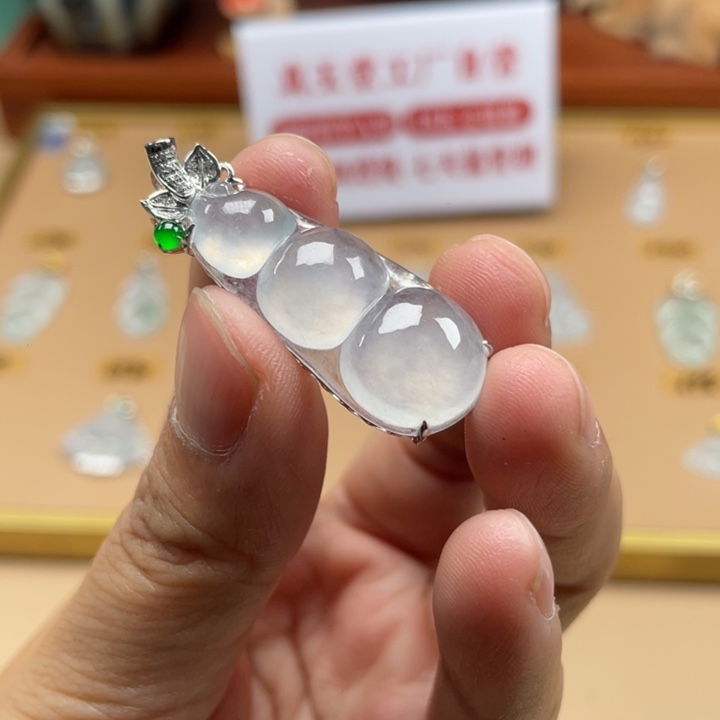 翡翠18K金镶嵌颈饰豆子