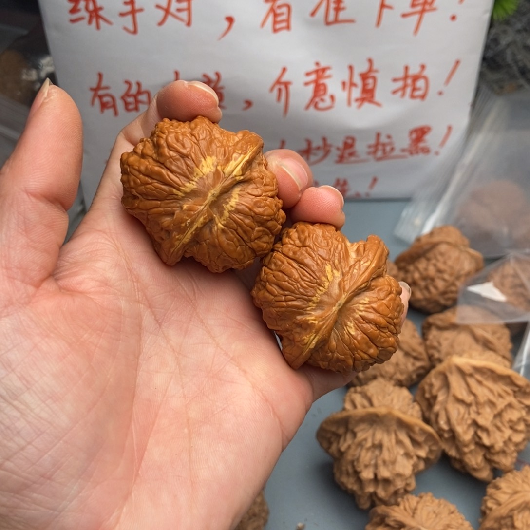 文玩核桃吊坠苏*血麒麟81