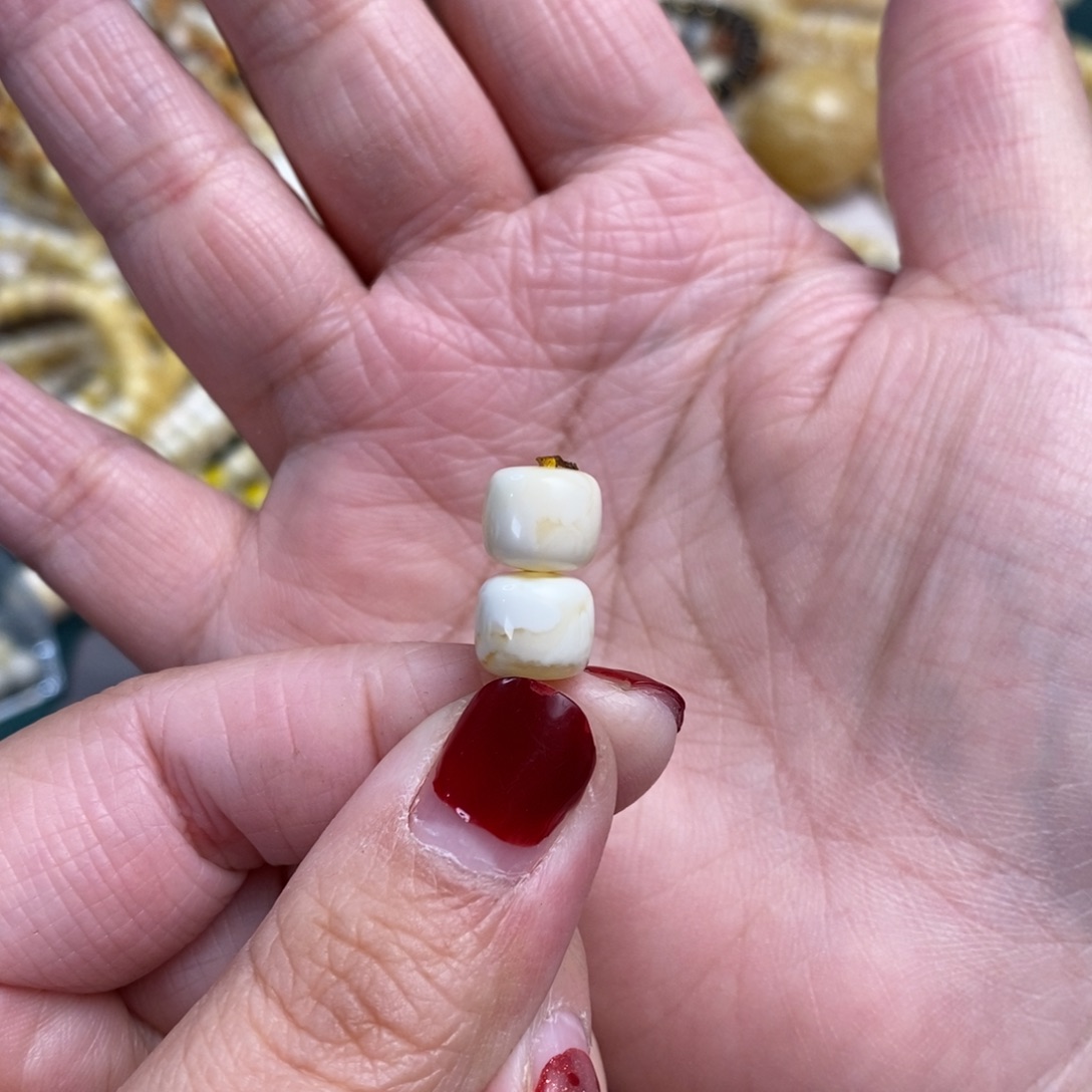 琥珀裸石未镶嵌瓷白老型对珠9×8