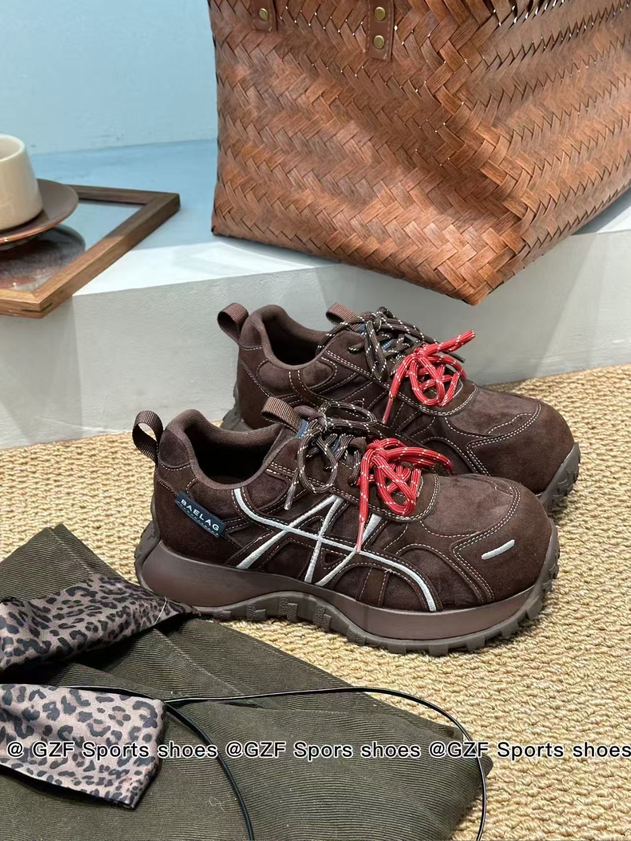 直播间扣号下单.  实体档口断码孤品，休闲时尚女鞋百搭