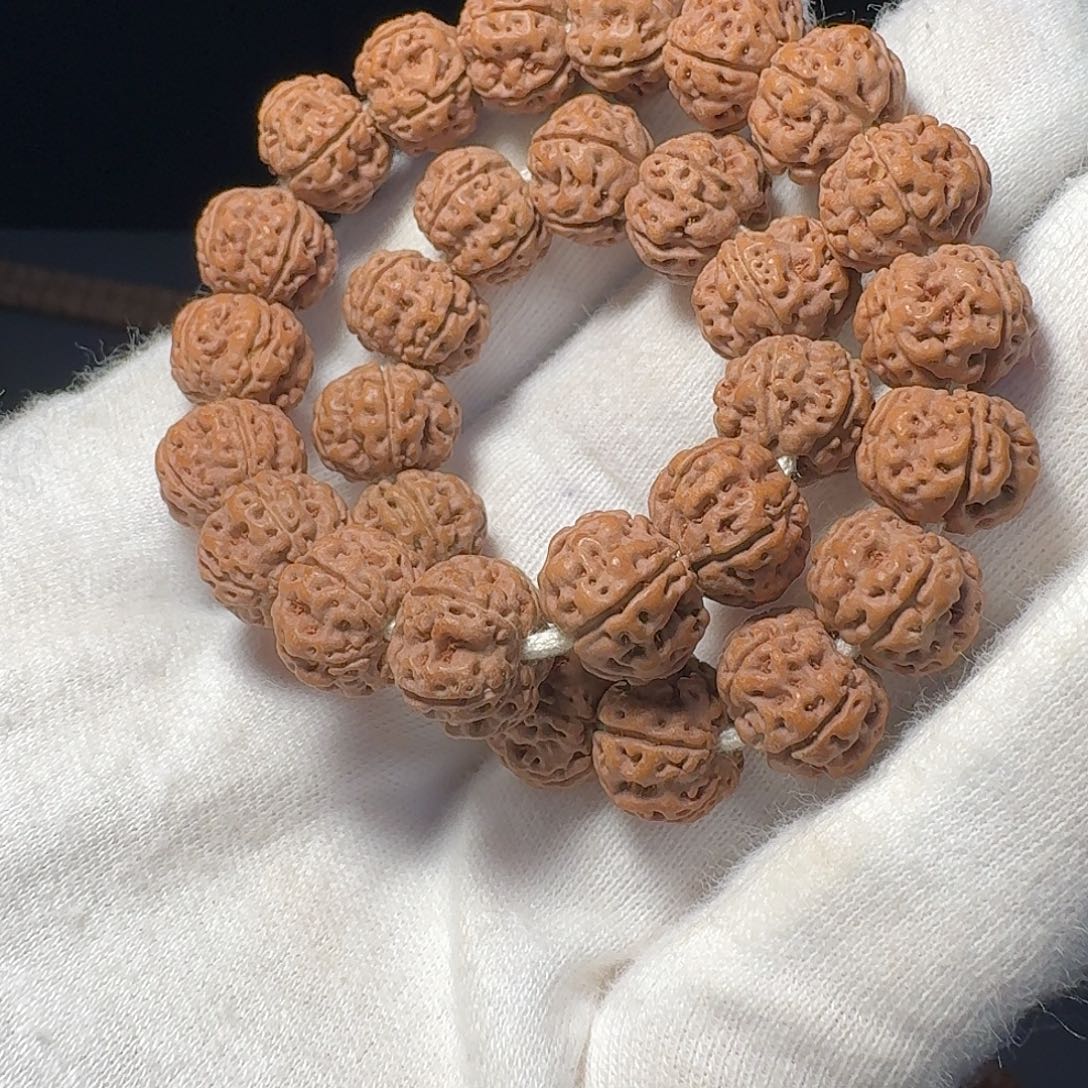 姜***哥金刚菩提吊坠凹底梅花手持
