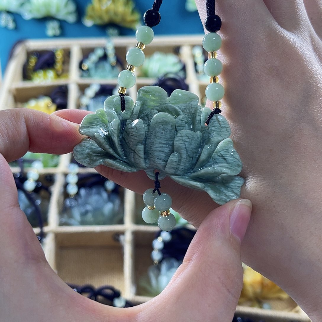 蛇纹石玉颈饰合金