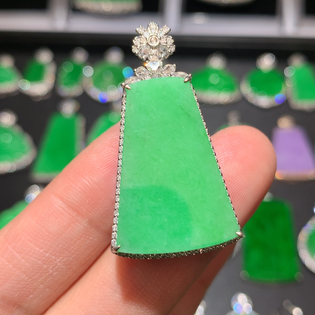 翡翠颈饰18K金镶嵌翡翠