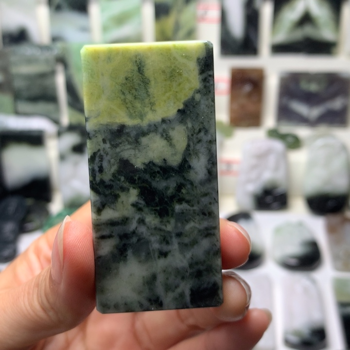 双***虹独山玉未镶嵌颈饰