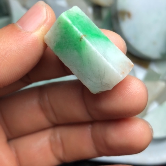 翡翠未镶嵌颈饰裸石